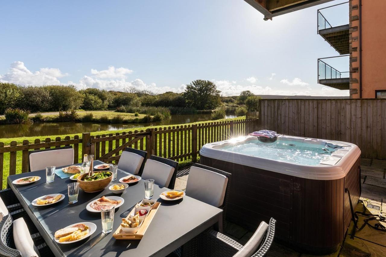 Retallack Resort & Spa Padstow Exteriér fotografie A hot tub at a UK holiday park